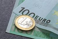 Moneta 1 euro leżąca na banknotach 100 euro