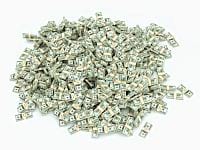 Milion dolarów w paczkach banknotów rzucone luzem