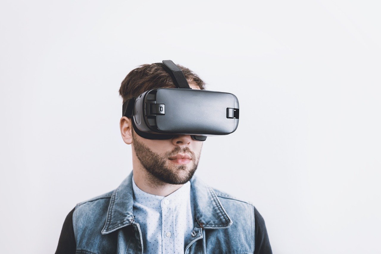 Mężczyzna z urządzeniem na oczach uczestniczy w wirtualnej rzeczywistości