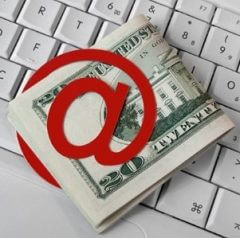 20 dolarów na klawiaturze spięte czerwonym symbolem małpki emailowej