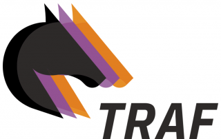 Symbol głowy czarnego konia a za nim wystająca fioletowa i pomarańczowa głowa konia z czarnym napisem TRAF na białym tle