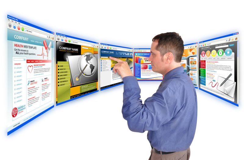 Mężczyzna w niebieskiej koszuli przewija palcem półokrągły ekran stron www na białym tle