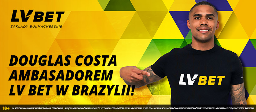 Douglas Costa wskazuje na swoją czarną koszulkę LVbet po prawej stronie napisu Douglas Costa ambasadorem LV BET w Brazylii