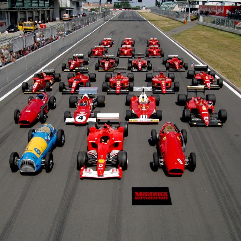 Ustawione w rzędach na całej szerokości bolidy Ferrari