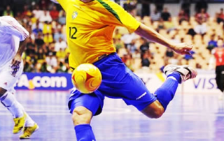Zdjęcie Falcão w żółto granatowym stroju przygotowującego się do strzału z woleja na hali sportowej