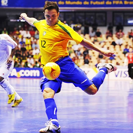 Zdjęcie Falcão w żółto granatowym stroju przygotowującego się do strzału z woleja na hali sportowej