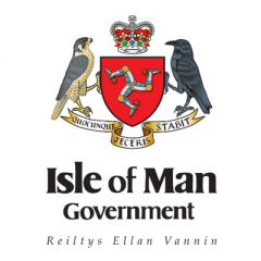 Orzeł po lewej i kruk po prawej a w środku trzy połączone ze sobą nogi na czerwonym tle. Powyżej korona królewska a poniżej podpis na wstędze łaciński napis oraz Isle of Man Government
