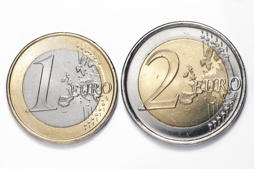 Moneta jeden euro i moneta dwa euro na białym tle