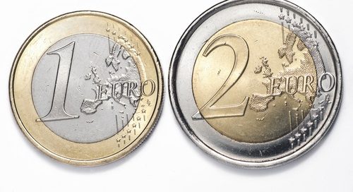 Moneta jeden euro i moneta dwa euro na białym tle