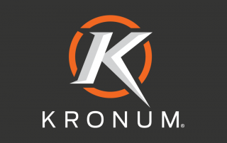 Biała litera K w pomarańczowym okręgu i biały podpis KRONUM na ciemno szarym tle