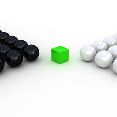 Zielony kwadracik pomiędzy trójkątem czarnych kulek po lewej i trójkątem białych kulek po prawej skierowanych spicem w stronę kwadratu
