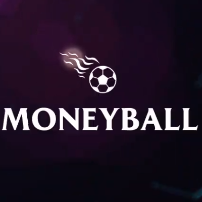 Biała piłka podpalona albo szybująca nad białym napisem MONEYBALL na ciemnym tle