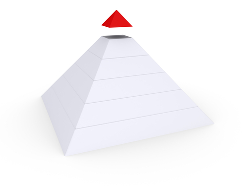 Odłączony czerwony czubek od reszty białej piramidy