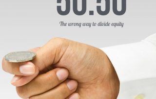 Dłoń mężczyzny w białej koszuli przygotowana do podrzucenia monety i napis powyżej 50:50 The wrong way to divide equity