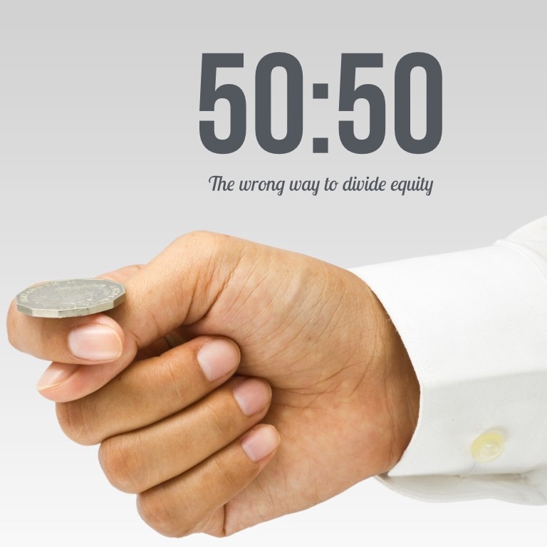Dłoń mężczyzny w białej koszuli przygotowana do podrzucenia monety i napis powyżej 50:50 The wrong way to divide equity