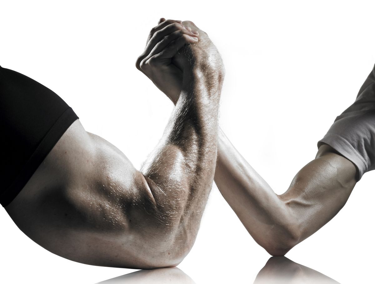 Siłowanie na rękę między muskularnym a wątłym bicepsem