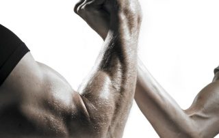Siłowanie na rękę między muskularnym a wątłym bicepsem
