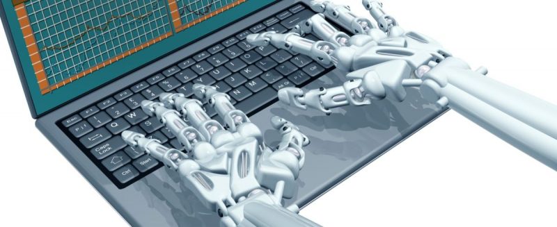 Dłonie robota piszą na klawiaturze laptopa