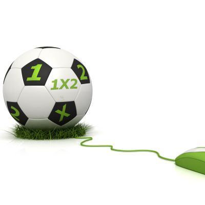 Zielona myszka komputerowa podłączona kablem do piłki nożnej z napisem 1X2