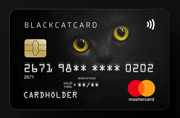 Mata kuning kucing hitam pada kartu debit