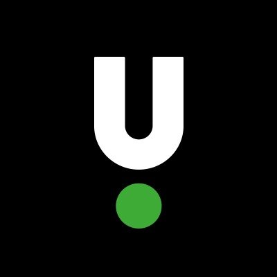 Biała litera U nad zieloną kropką na czarnym tle