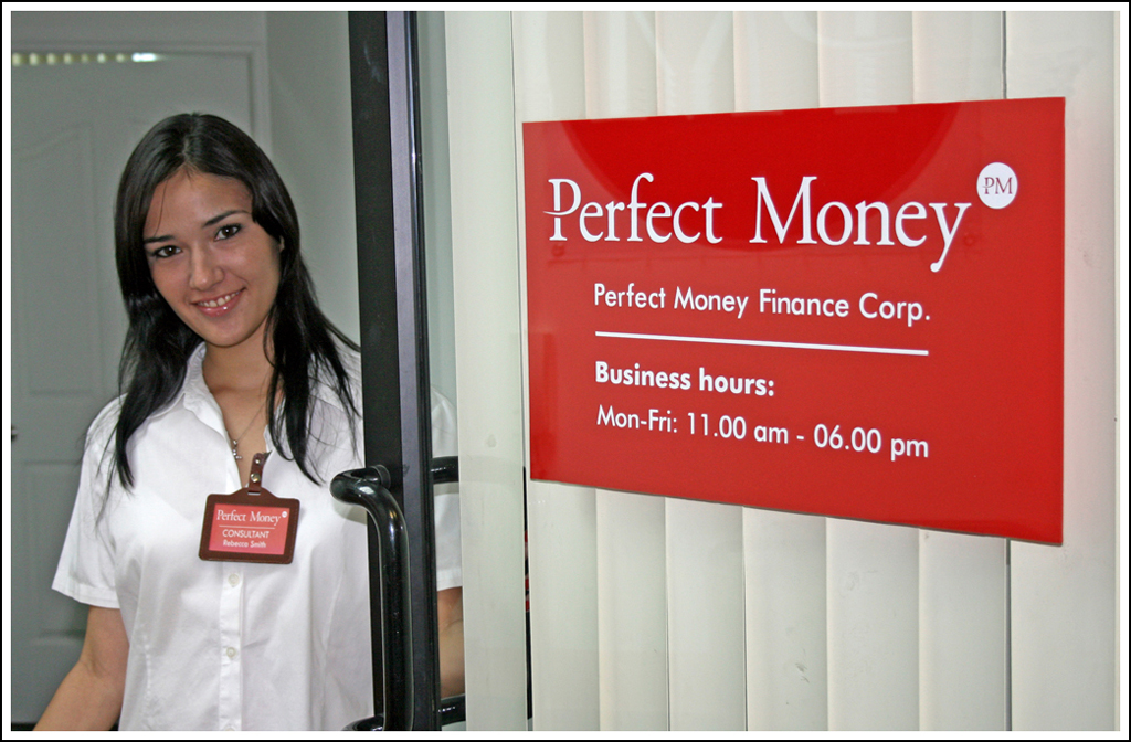 Konsultantka w drzwiach z czerwoną tabliczką Perfect Money