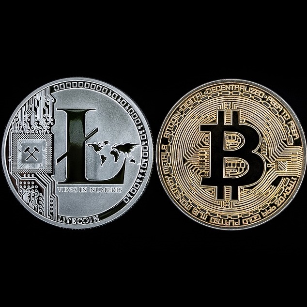 Dwie fizyczne monety na czarnym tle imitujące litecoin i bitcoin