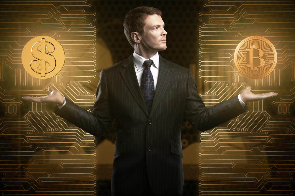 Mężczyzna w garniturze na czarno złotym tle podtrzymuje rękami jak waga dwie złote monety: USD i BTC